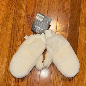 Cozy Cream Mittens BRAND NEW